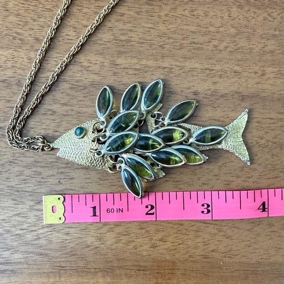 Vintage Articulated Fish Pendant Green Glass Marquise Cabochon Goldtone Necklace - Picture 10 of 11